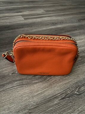 ⚜️Michael Kors Pebbled Leather Crossbody with Gold Chain Strap